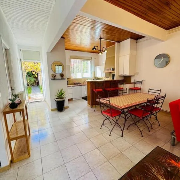 Maison centre ville avec jardin, khách sạn ở Perpignan