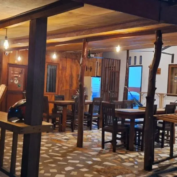 Arthur Homestay Telescope Mentawai, hotel v destinaci Tua Pejat