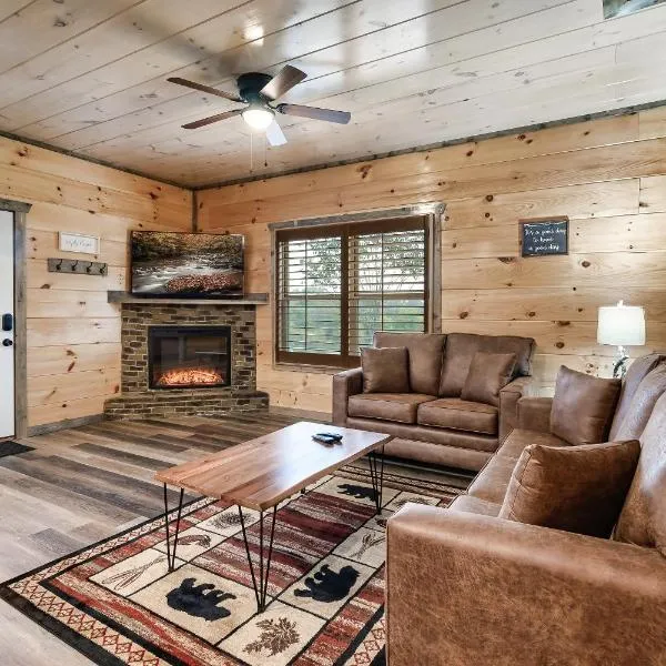 Modern 4 Bedroom Cabin in Timeless Resort Near Parkway and Dollywood with Game Room and Hot Tub, hotel di Sevierville