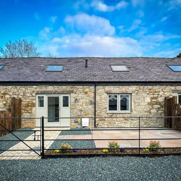Tractor Shed, seaside cosy cottage for 4, hotel in Beaumaris