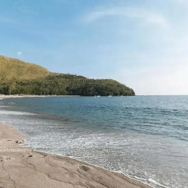 RedDoorz Hostel at Megans Paradisio Beach Resort, hotel v destinaci Zambales