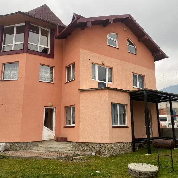 Domashnya Oselya, hotel v destinaci Verchovyna