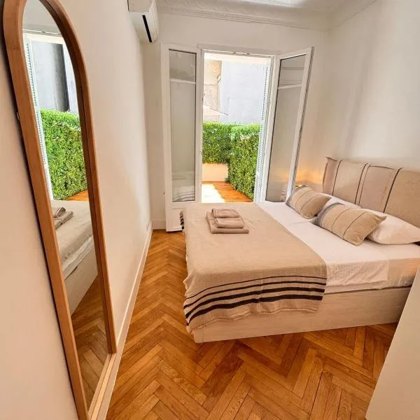 Luxury Central Condo with Private Terrace in Nice, hotel en Niza