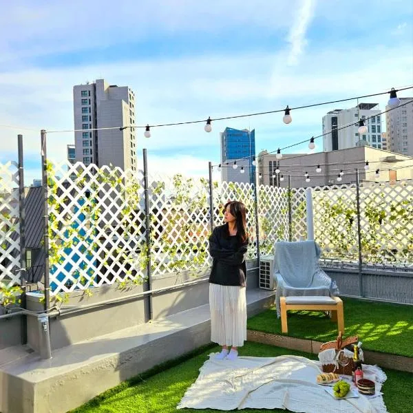 Yongsan Cozy Castle with Rooftop Garden for Families, ξενοδοχείο στη Σεούλ