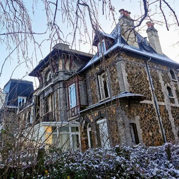 Seine-Front Apt in Stone House with parking and garden, Lacroix Island, hotel in Rouen