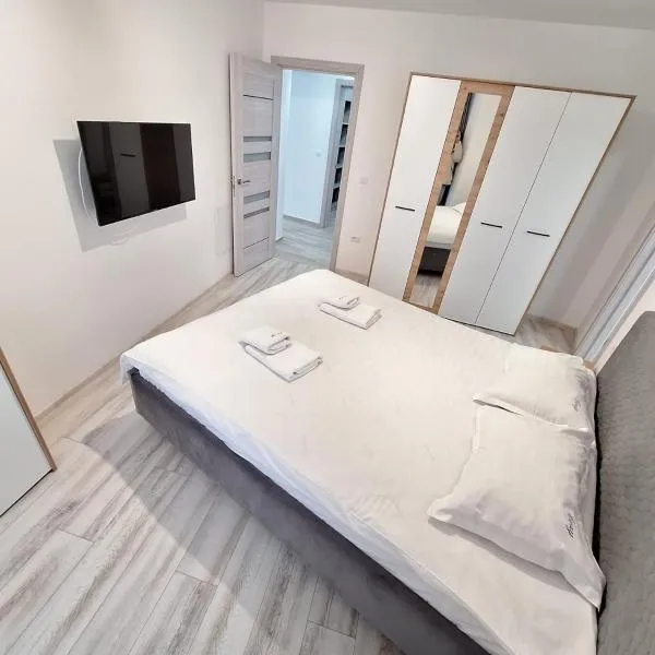 Ultracentral 4Bedroom with 2 Bathrooms Cozy Apartment in Suceava, ξενοδοχείο στη Σουτσεάβα