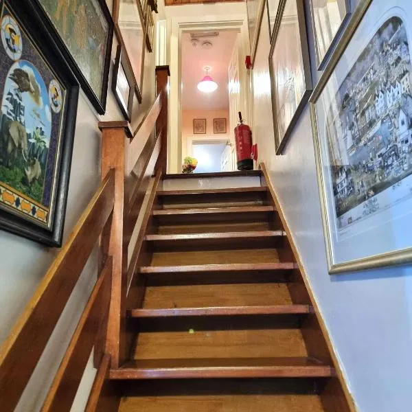 Centrally located in Canterbury with two bedrooms and a sofa bed, hotel in Canterbury