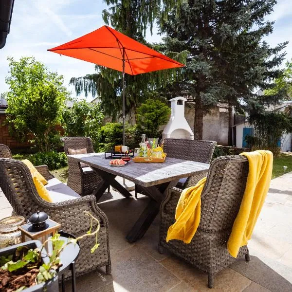 Charmantes Haus -Nähe Parndorf-Neusiedl-Wien-HU-SK, hotel v mestu Bruck an der Leitha