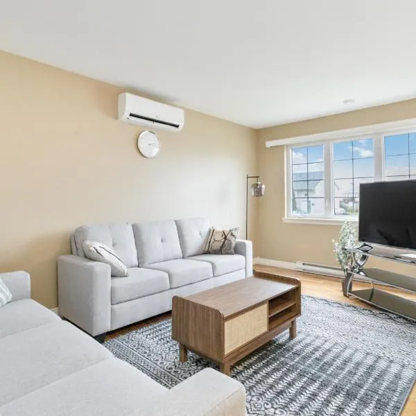 Comfortable, Spacious 3 bedroom Home, hotel v destinaci Moncton