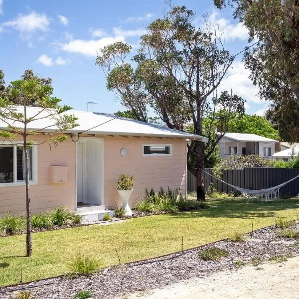 Stylish Shack Falcon Bay, hotel in Wannanup