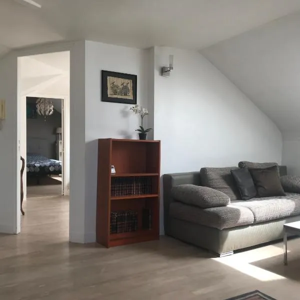 Charmant appartement - splendide vue sur Paris, hotel v destinaci Montmorency