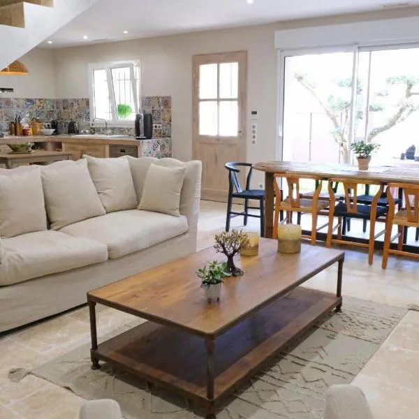 charming house with private pool in the heart of the village of aureille in the alpilles, 6 people., hotel sa Aureille
