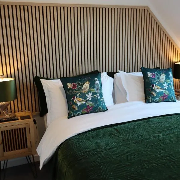 THE HIDEAWAY - LUXURY SELF CATERING COASTAL APARTMENT with PRIVATE ENTRANCE & KEY BOX ENTRY JUST A FEW MINUTES WALK TO THE BEACH, SOLENT WAY WALK, SHOPS and many EATERIES & BARS - FREE OFF ROAD PARKING,FULL KITCHEN, LOUNGE,BEDROOM , BATHROOM & WI-FI, hotel in Lymington