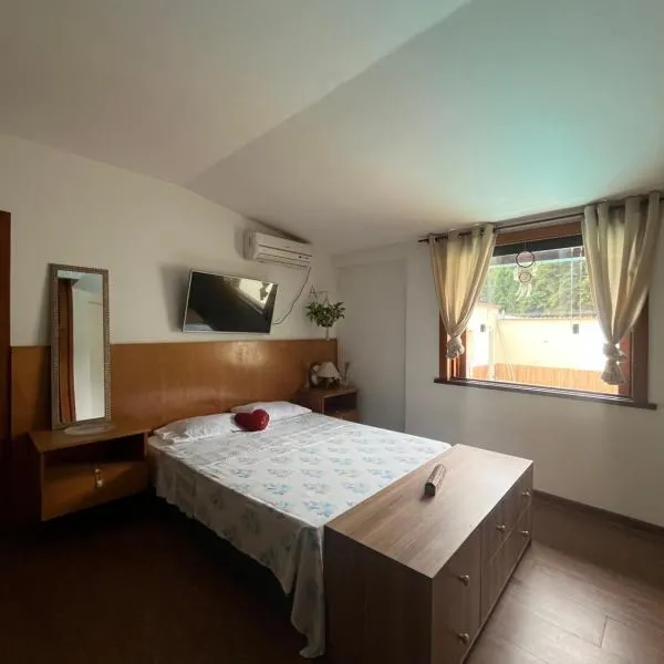 Espaço inteiro com 3 quartos não compartilhado com outros no centro, hotel in Miguel Pereira