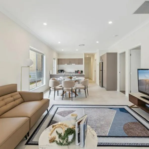 Tranquil 3B2B Home with Parking Backyard and 5Mins walk to Mall, hotel di Springfield Lakes