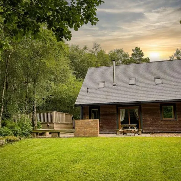 Wootton, woodland lodge with hot tub for 8, hotel v destinaci Oakamoor
