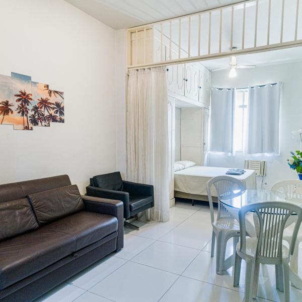 Studio completo na praia de Copacabana com ar, wifi, netflix, até 4 pessoas, FUNDOS CLARO E SILENCIOSO, pauloangerami PJ135