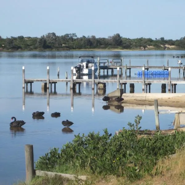 Lakes Entrance Waterfront Cottages with King Beds, hotell i Lakes Entrance