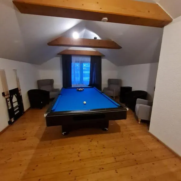 Sarahs Village Apartment - Billiard und Kamingeflüster, hotel v destinaci Ottnang am Hausruck