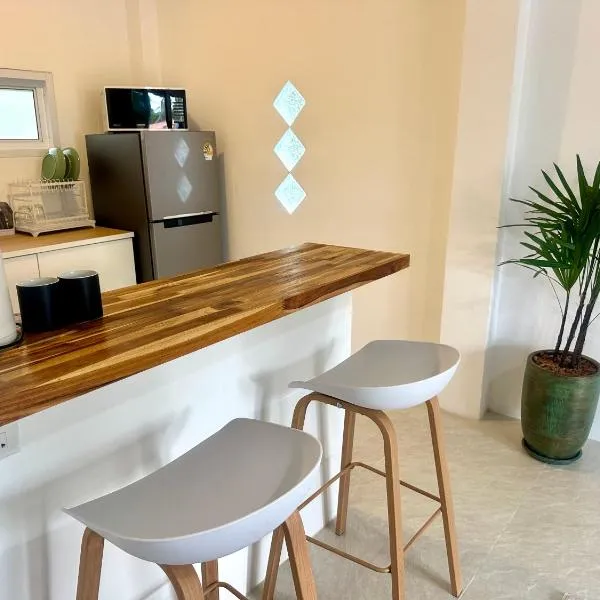 lala bungalow, hotel u gradu Baan Tai
