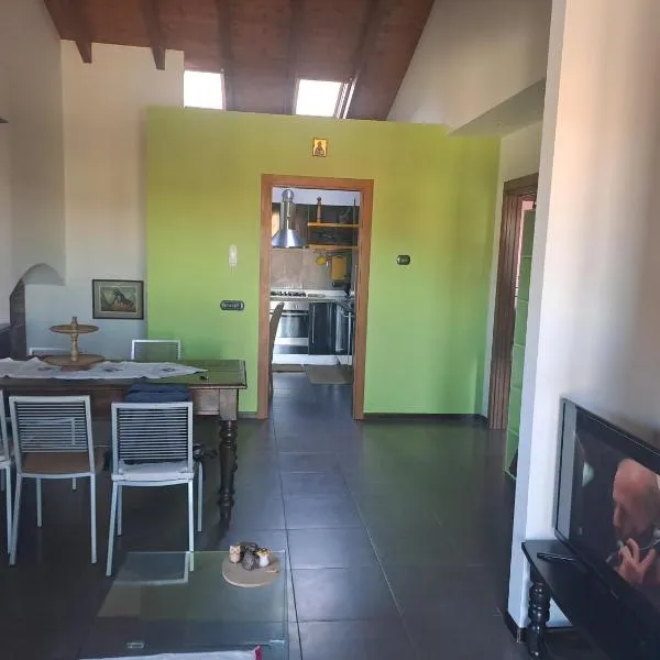 Ex fienile nella natura - Camera con bagno privato e spazi comuni, hotel v destinaci Suno