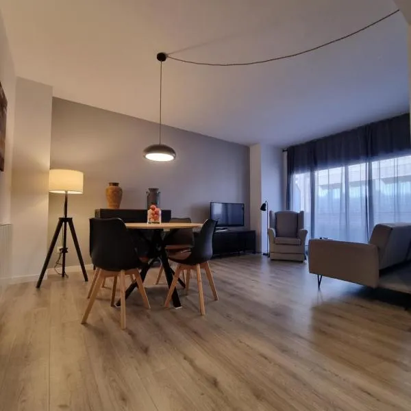 QEhome - confort, parking y cargador EV en el centro de Manresa, hotel v destinaci Manresa