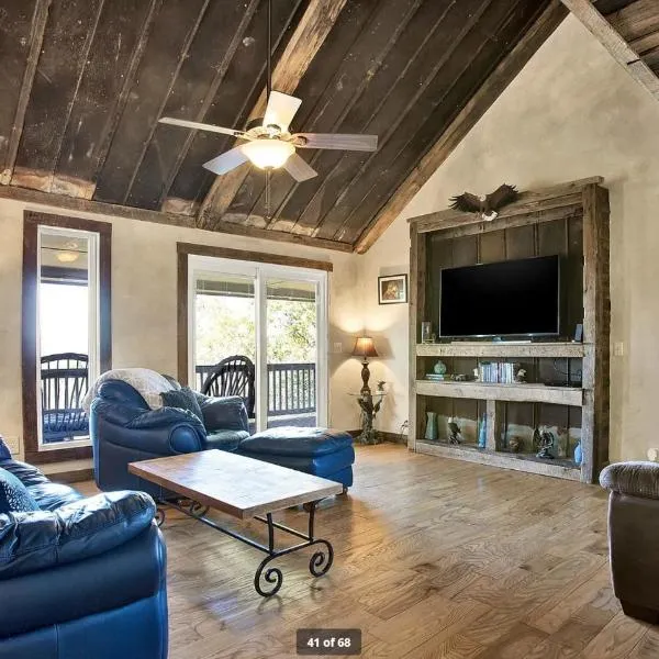 Birds Eye Cabin - Sunset & Starry Retreat Pet Friendly w Private HotTub, Fire Pit and Game Room, hotel v destinaci Ellijay