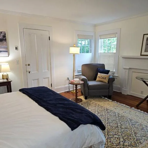 Heart Historic Ridgefield Studio WALK to town, hotel v destinaci Ridgefield