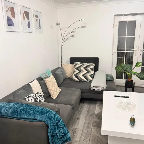 Lovely tidy and well decorated en-suite king sized bedroom in a shared 2 bedroom flat, hótel í Belle Isle