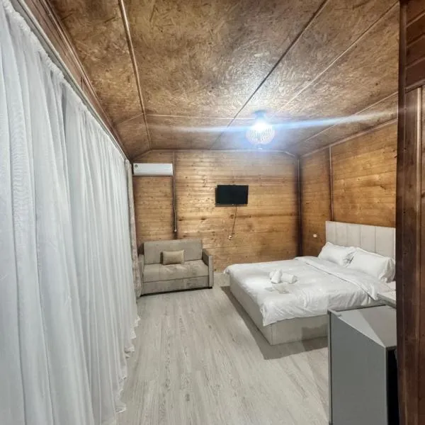 Hovakimyans Hotel And Pool N1, hotel in Yerevan Parakar
