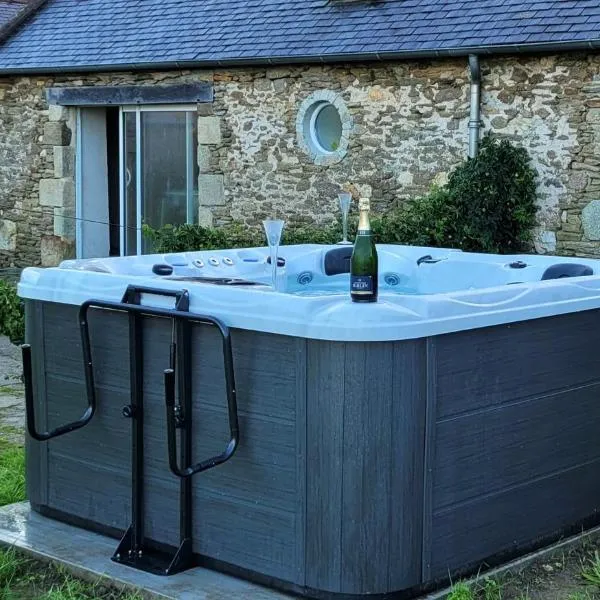 Une longère pleine de charme au bout du monde ! jacuzzi extérieur vue sur la campagne, salle de billard, hotel v destinaci Plougonvelin