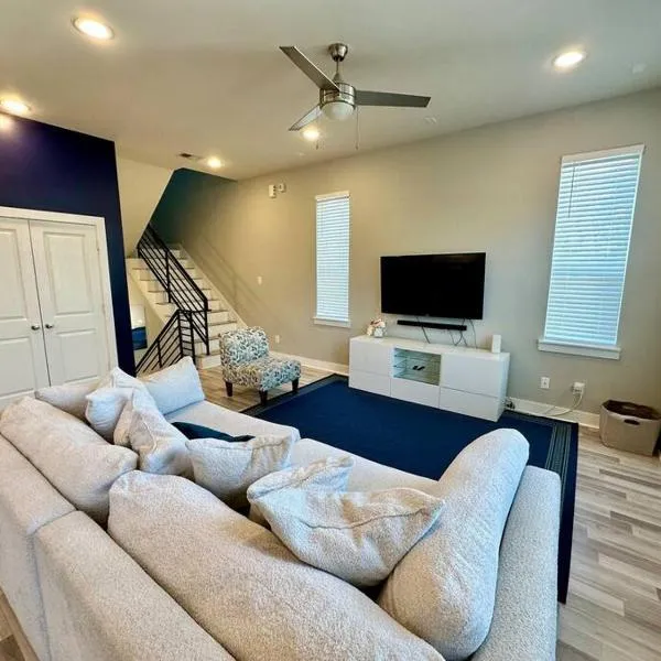 Modern Luxury 3 Bed 3 bath Home with Workstation, 2 Car Garage!, hotel v destinaci Houston