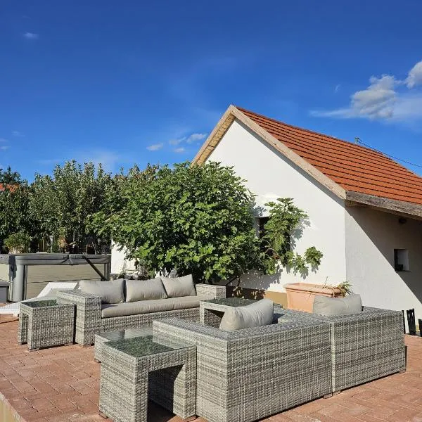 Svábház, Alpaka Bakonya – Vendégház és Szőlőskert, hotel in Bakonya