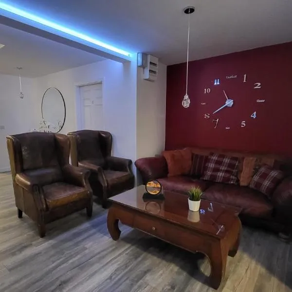 Home and Away, hotel v destinaci Waterford