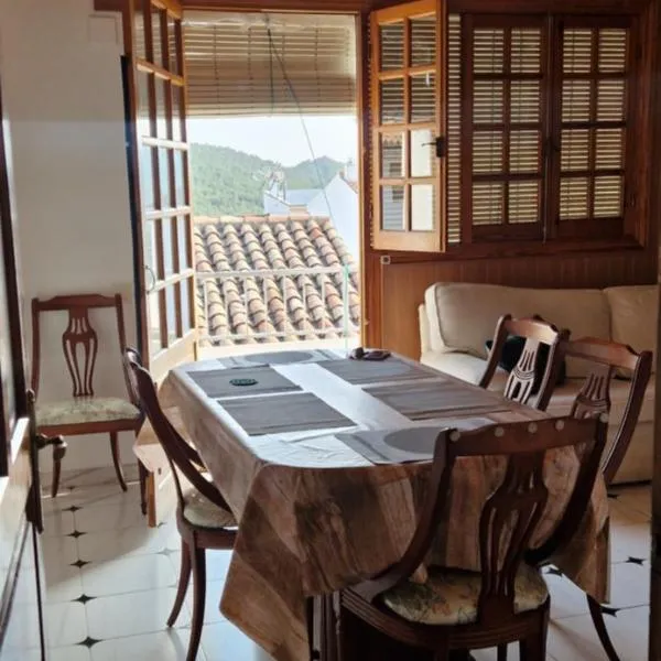 Ático en el casco histórico con increibles vistas de montaña, hotel in Higueruelas