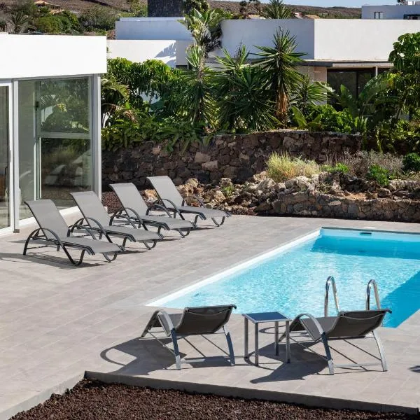 Almara House, Luxury villa with heated pool, ξενοδοχείο σε La Oliva