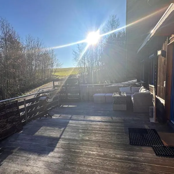 Ferienwohnung mit sonniger Dachterrasse am Pferdehof, hotel v destinaci Eichendorf