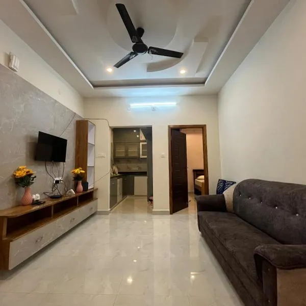 Padmavathi Homestay -2BHK 1BHK AC Apartments for group of families - Best location - Flyover to Alipiri gate - Walk to PS4 Veg Restaurant - Modular Kitchen - Super fast Wi-Fi- Near to Tirupati Bus Stand 2 KM-Near to Railway Station 2KM, hotel v destinaci Tirupati