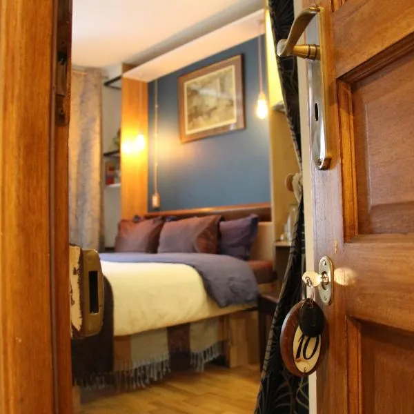 Private room in Parisian couple's Home - Close to it all!