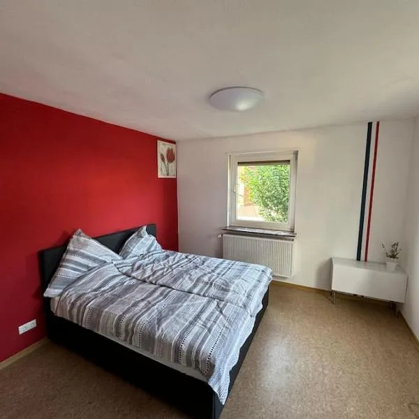 Ferienwohnung-Viel Platz-großer eingezäunter Garten-vollausgestattete Küche-Wallbox, hotel v destinaci Künzell