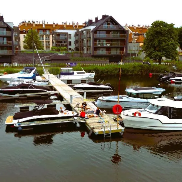 Marina Ostróda III - widok na jezioro, podziemny garaż, winda, klimatyzacja, wanna i prysznic, 2 łazienki, lux, hotel em Ostróda