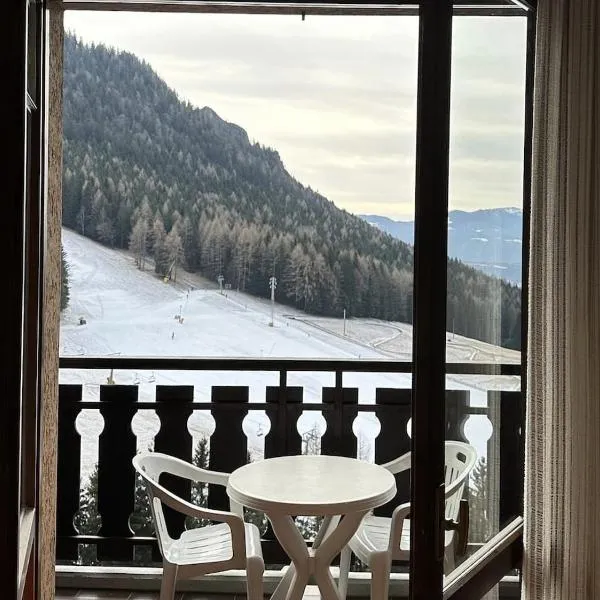 Casa Del Tramonto-Golden House, hotel in Dosso