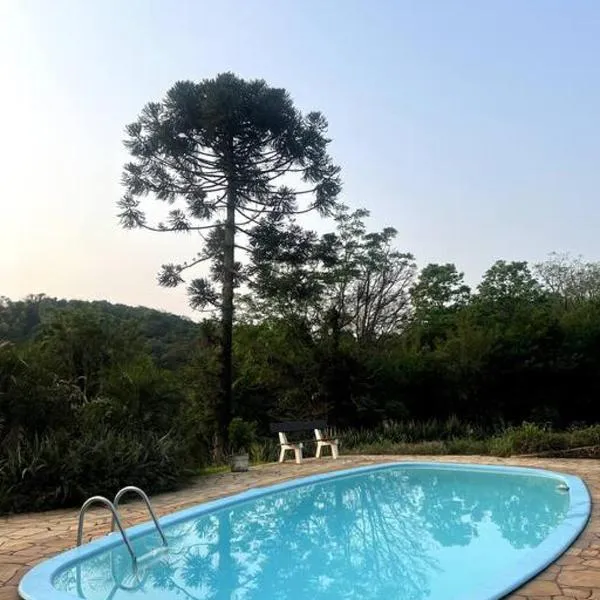 Chácara da Aráucária - sítio privativo com piscina, churrasqueira e área verde, hotel in Presidente Lucena