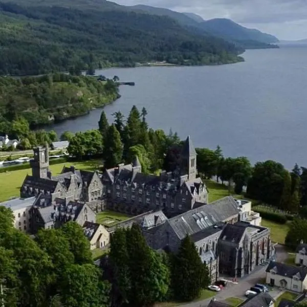 The Classrooms, Loch Ness Abbey - 142m2 Lifestyle & Heritage apartment - Pool & Spa - The Highland Club - Resort on lake shores, hotel v destinaci Fort Augustus