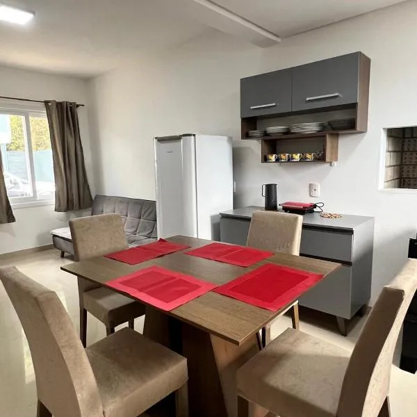 CASA LINDA PARA 6 a 8 PESSOAS COM 3 QUARTOS 3 BANHEIROS , COZINHA COMPLETA, ESTACIONAMENTO A 5 MiNUTOS DA CATEDRAL DE PEDRA, hotel v destinaci Canela