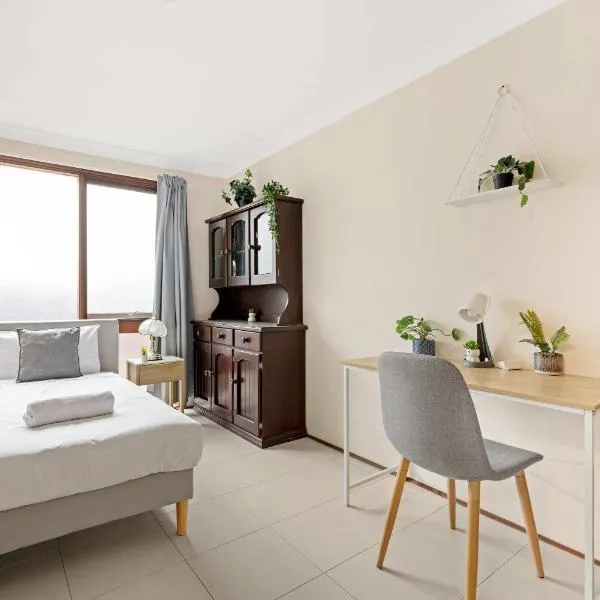 Private Single Room - Centrally Located at Milperra - Shared Bathroom, hotel v destinaci East Hills