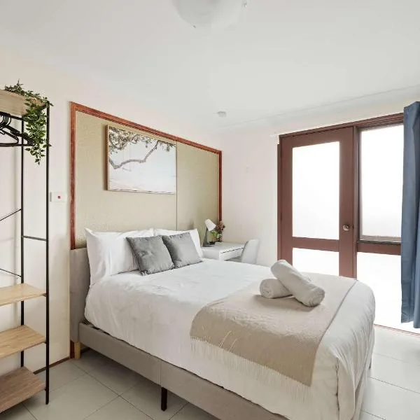 Quaint Double Room - Private Spot at Milperra - Shared Bathroom, hotel East Hills városában
