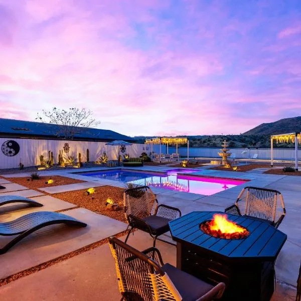 HUGE House in Joshua Tree/Yucca Valley with Pool & Hot Tub, hotel v destinaci Yucca Valley