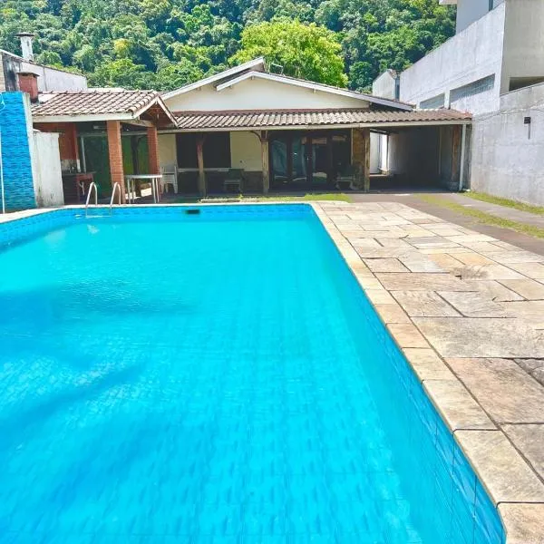 Casa na praia do Guaiuba, hotel v destinaci Guarujá