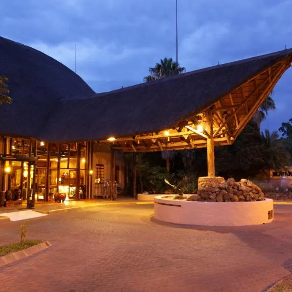 Cresta Mowana Safari Resort & Spa, hotel in Lesoma